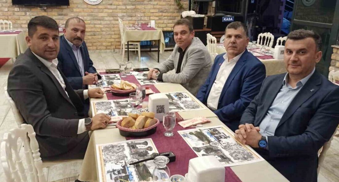 Devrek’te ki siyasi parti temsilcileri düzenlenen toplantıda bir araya geldiler.