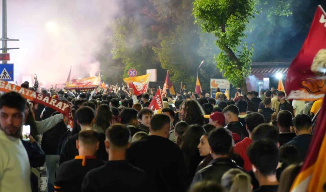 Galatasaray’ın şampiyonluğunu ilan etmesinin ardından Edirne’de sarı-kırmızılı taraftarlar sokaklara döküldü.
