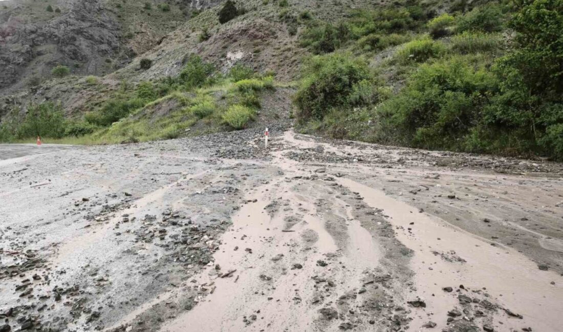 Erzincan-Kemah kara yolunda meydana gelen toprak kayması nedeniyle ulaşıma kapanan