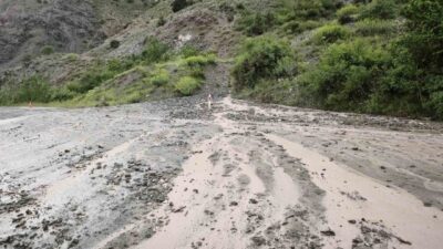 Erzincan-Kemah kara yolunda meydana gelen toprak kayması nedeniyle ulaşıma kapanan