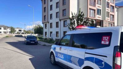 Erzincan’da apartmanın 4’üncü katından düşen 14 yaşındaki çocuk ağır yaralandı.