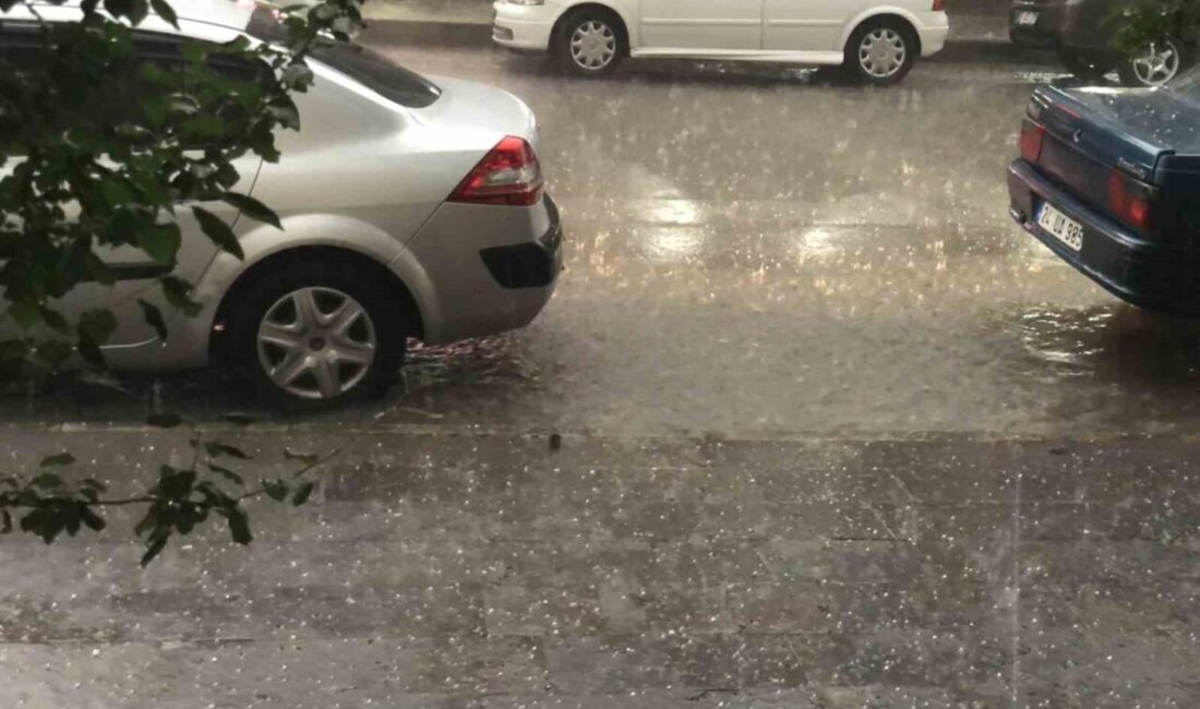 Erzincan’da etkili olan dolu yağışı ve heyelan, ulaşımda aksamalara neden