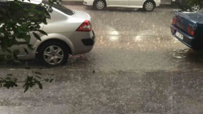 Erzincan’da etkili olan dolu yağışı ve heyelan, ulaşımda aksamalara neden
