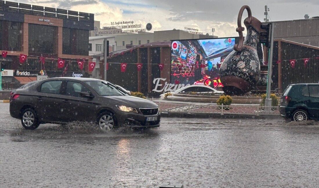 Erzincan’da etkili olan sağanak yağış nedeniyle cadde ve sokaklarda su