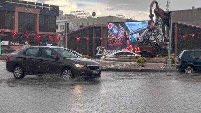 Erzincan’da etkili olan sağanak yağış nedeniyle cadde ve sokaklarda su