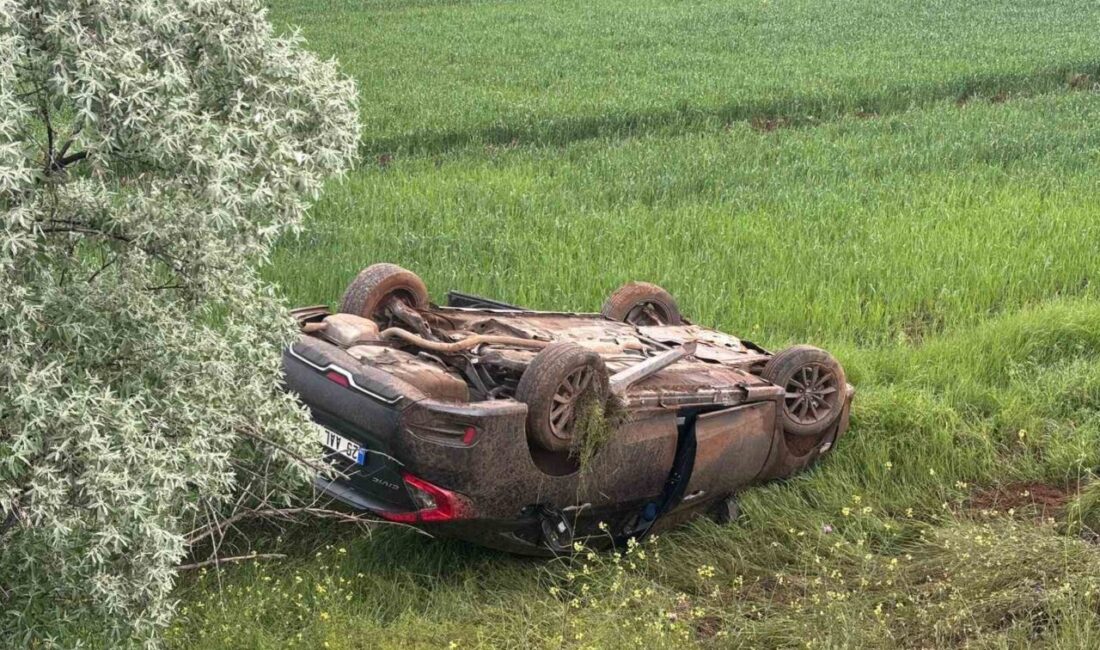 Erzincan’da kontrolden çıkarak şarampole devrilen otomobildeki 2’si çocuk 4 kişi