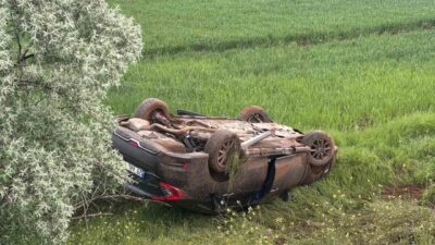 Erzincan’da kontrolden çıkarak şarampole devrilen otomobildeki 2’si çocuk 4 kişi