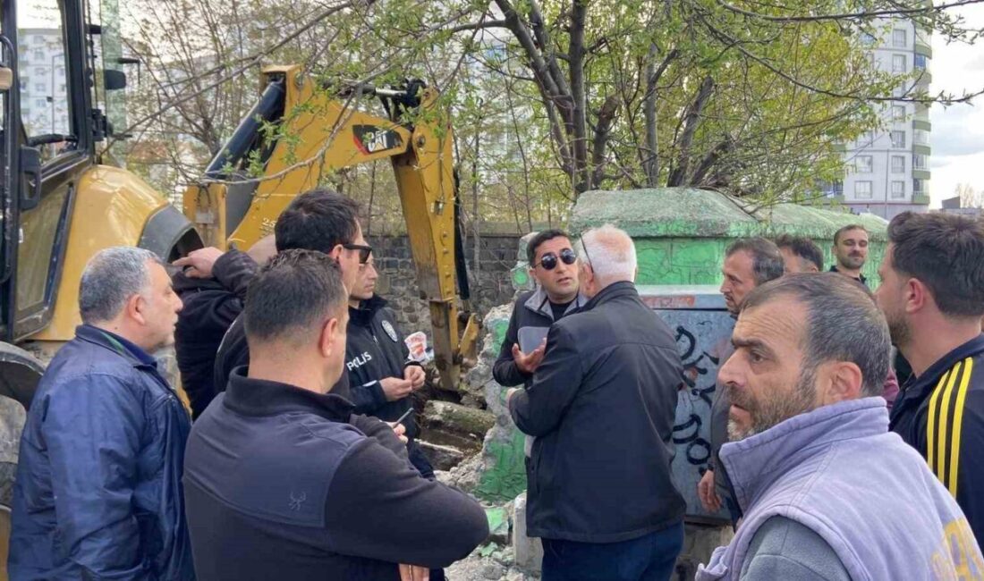 Erzurum’un Yakutiye ilçesine bağlı Karskapı bölgesinde bulunan Çifte Kardeşler türbesinin