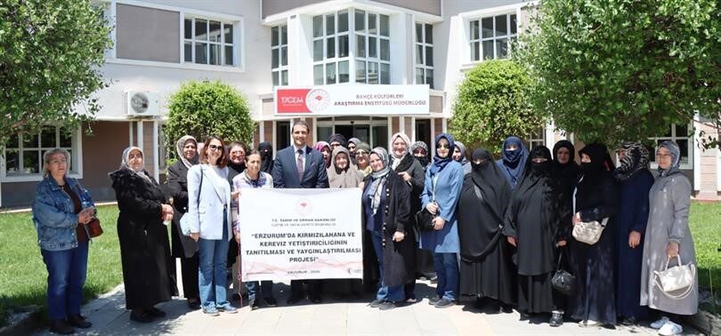 Erzurum’da 27 kadın çiftçi, Erzincan Bahçe Kültürleri Araştırma Enstitüsü Müdürlüğü’nün