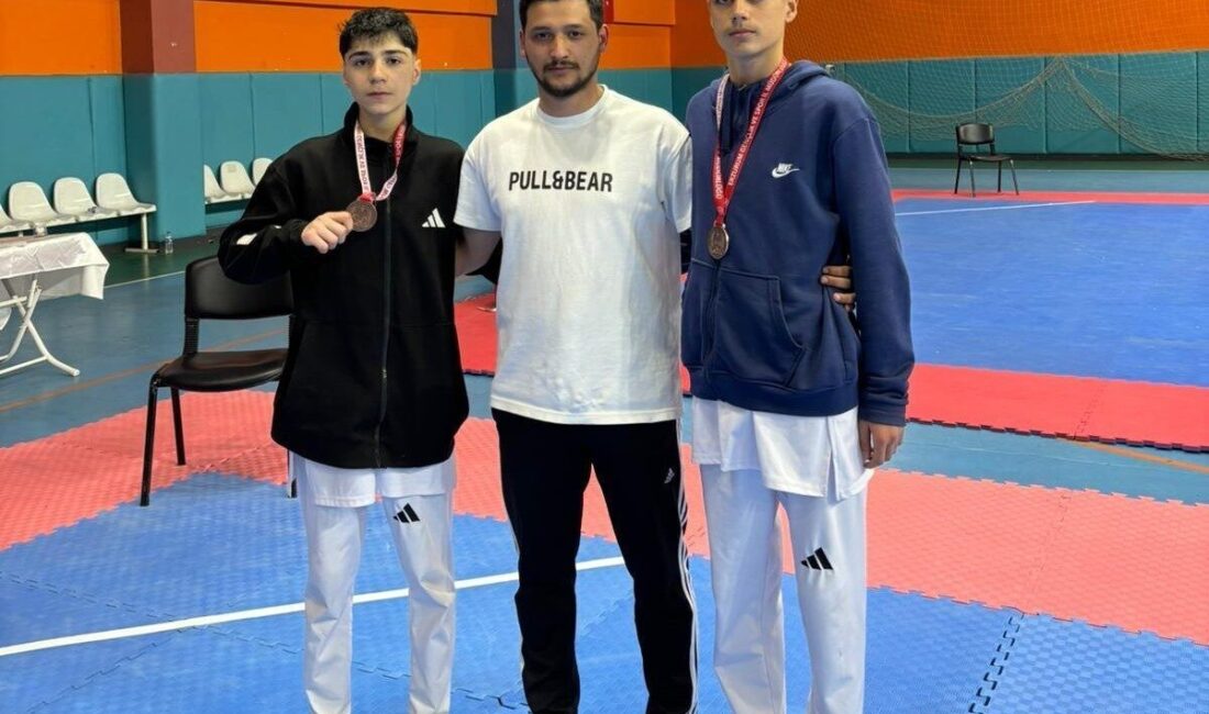 Erzurum’da düzenlenen Okullar Arası Türkiye Taekwondo Şampiyonası’na katılan Erzurumlu sporcular,
