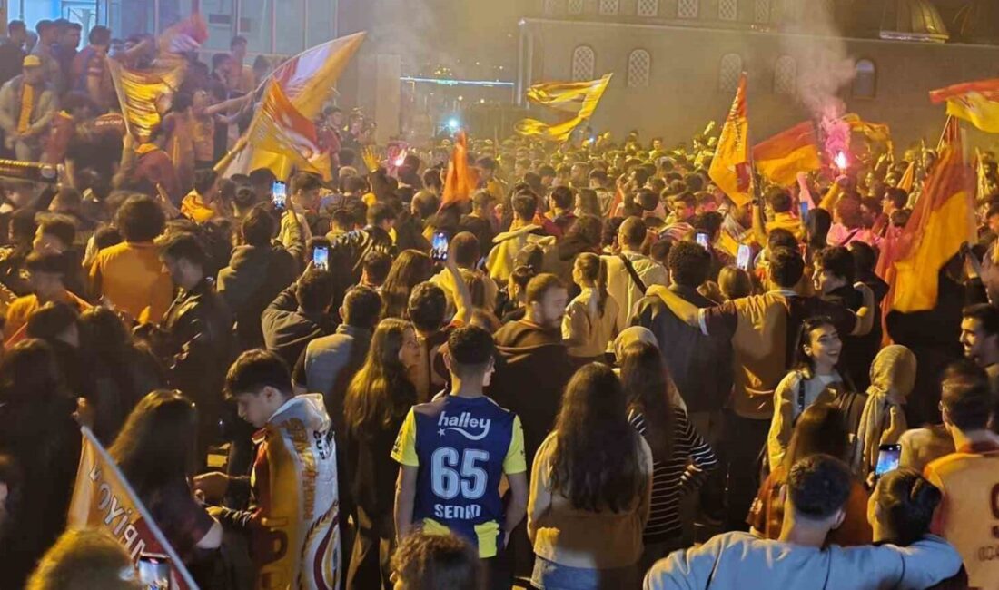 Karabük’ün Safranbolu ilçesinde, Galatasaray’ın şampiyonluğunu ilan etmesinin ardından sokaklara çıkan