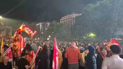 Ankara’da Galatasaraylı taraftarlar, takımlarının 26. şampiyonluğunun mutluluğunu paylaştı. Galatasaray’ın Trendyol
