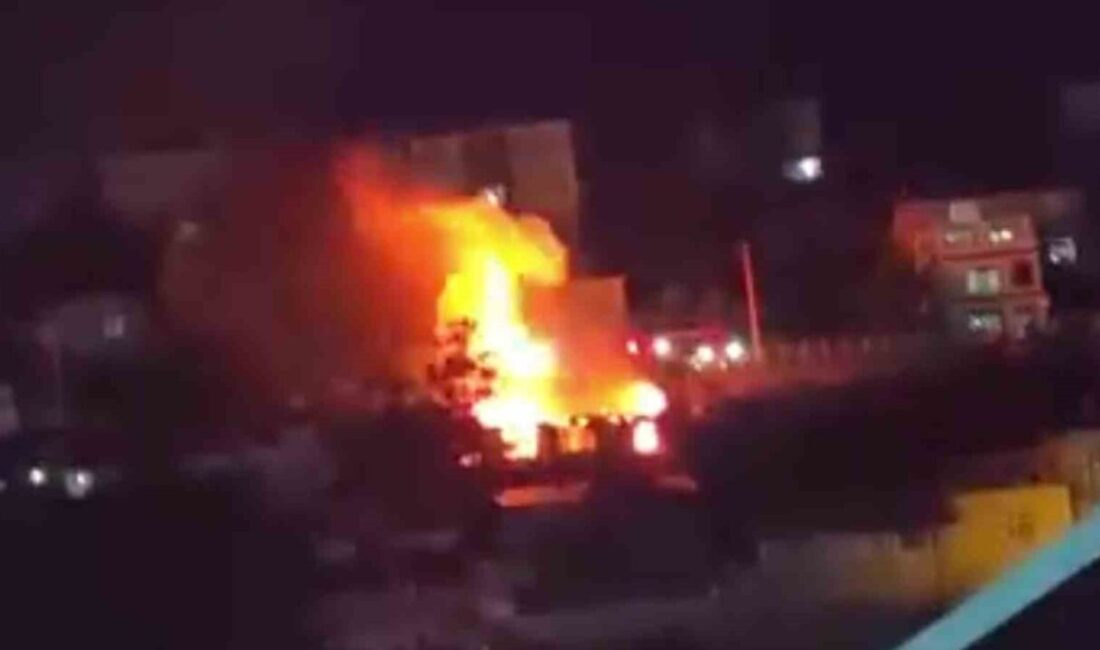 Kocaeli’nin Dilovası ilçesinde gecekonduda çıkan yangında mutfak tüpü bomba gibi