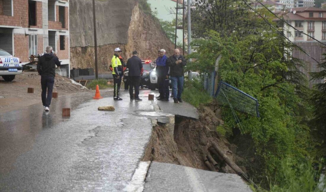 Gümüşhane’de etkili olan aşırı yağışların ardından yol çöktü, bölge trafiğe