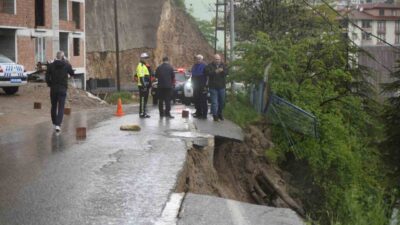Gümüşhane’de etkili olan aşırı yağışların ardından yol çöktü, bölge trafiğe