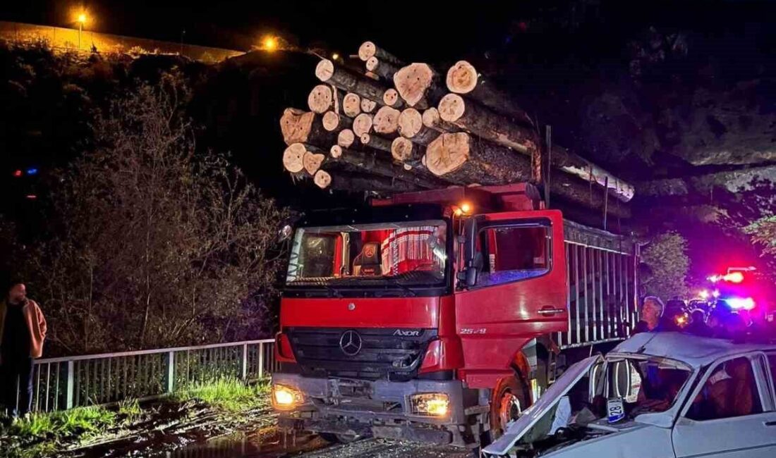 Gümüşhane’nin Kürtün ilçesinde otomobil ile tomruk yüklü kamyonun köprü girişinde