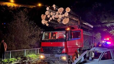 Gümüşhane’nin Kürtün ilçesinde otomobil ile tomruk yüklü kamyonun köprü girişinde