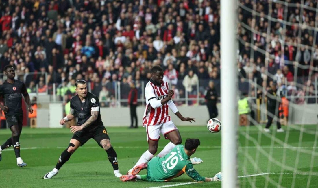 Galatasaraylı kaleci Günay Güvenç, Samsunspor maçının 63. dakikasında direkt kırmızı