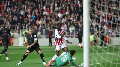 Galatasaraylı kaleci Günay Güvenç, Samsunspor maçının 63. dakikasında direkt kırmızı