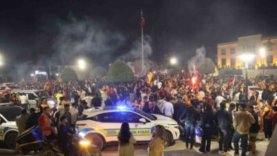 Galatasaray’ın şampiyonluğu Hatay’da coşkuyla kutlanırken, taraftarlar araç konvoyu yaparak şehir