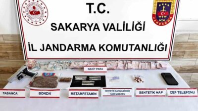 Sakarya’nın Geyve Karasu ilçesinde jandarma ekiplerince yapılan uyuşturucu operasyonunda torbacı