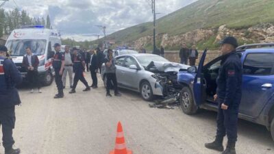 Sivas’ın Yıldız Beldesi’nde iki aracın kafa kafaya çarpıştığı kazada 8