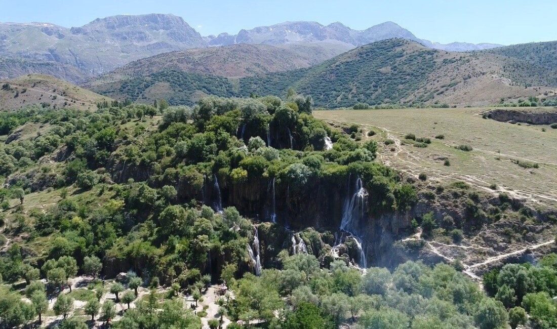 Erzincan’ın Çağlayan beldesinde bulunan Girlevik Şelalesi, son yağışlar ve dağlardaki