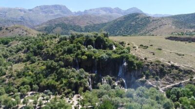 Erzincan’ın Çağlayan beldesinde bulunan Girlevik Şelalesi, son yağışlar ve dağlardaki