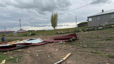 Kars’ta etkili olan şiddetli rüzgar, bir evin çatısını uçurdu. Edinilen