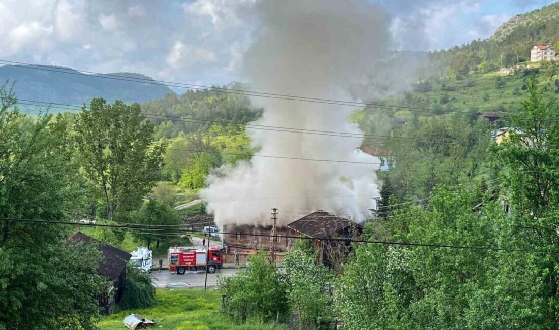 Kastamonu’nun Pınarbaşı ilçesinde 250 yıllık tarihi Paşa Konağı, çıkan yangında