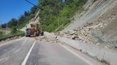 Kastamonu’nun İnebolu ilçesinde yaşanan heyelan sonucunda kara yolu ulaşıma kapandı.