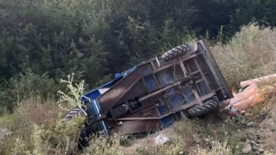 Kastamonu’nun Doğanyurt ilçesinde ’pat-pat’ olarak tabir edilen tarım aracının devrilmesi