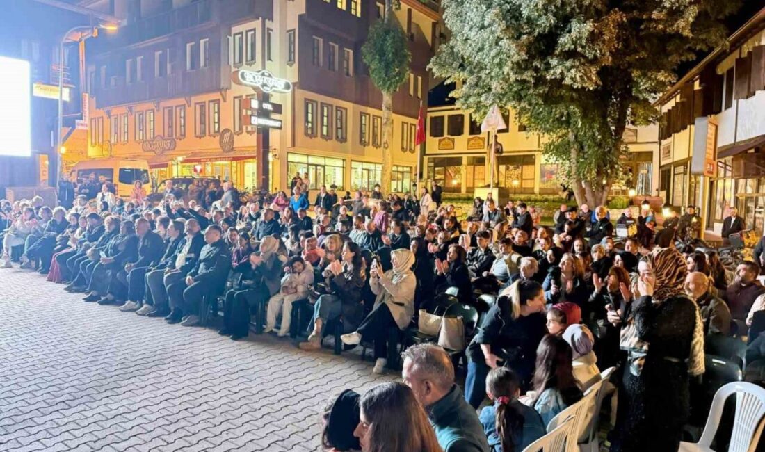 Erzincan’ın Kemaliye ilçesinde düzenlenen Gençlik Bayramı Fasıl Gecesi, yoğun katılımla