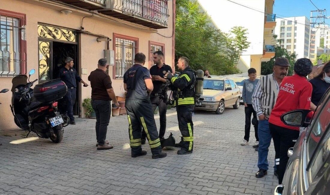 Kocaeli’nin İzmit ilçesinde komşuların kötü koku ihbarı üzerine itfaiye ekiplerinin
