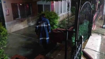 Kocaeli’nin Karamürsel ilçesinde etkili olan şiddetli yağış hayatı olumsuz etkiledi.