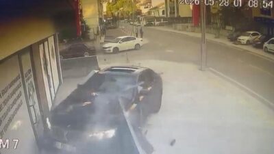 Kocaeli’nin İzmit ilçesinde kontrolden çıkan otomobil, psikolojik danışmanlık merkezine daldı.