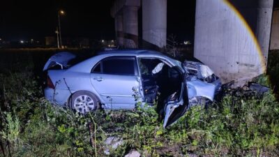 Sakarya’nın Karasu ilçesinde sürücüsünün direksiyon hakimiyetini kaybetmesi sonucu kontrolden çıkan