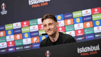 Freiburg’un orta saha oyuncusu Maximilian Eggestein, konakladıkları otelden stada gelirken