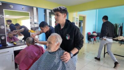 Erzincan’da Kurban Bayramı öncesinde yaşlı vatandaşların saç ve sakal bakımları,