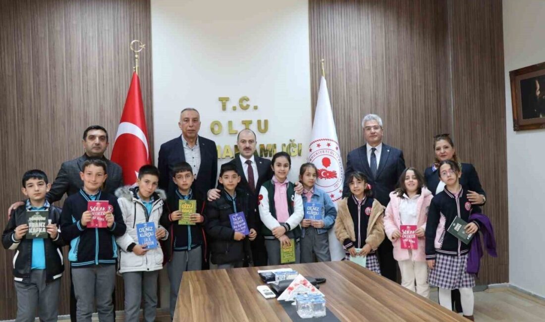 Erzurum’un Oltu ilçesinde, Mehmet Akif İlkokulu öğrencileri, Kaymakam Mustafa Çelik’i