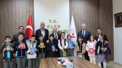 Erzurum’un Oltu ilçesinde, Mehmet Akif İlkokulu öğrencileri, Kaymakam Mustafa Çelik’i