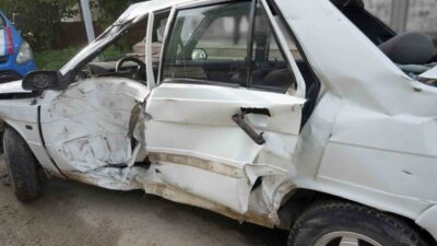 Kastamonu’nun Taşköprü ilçesinde kontrolden çıkan otomobil, park halindeki tıra arkadan
