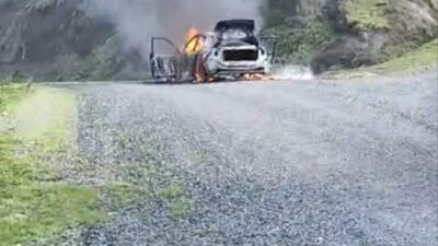 Giresun’un Eynesil ilçesinde seyir halindeyken alev alan bir otomobil tamamen