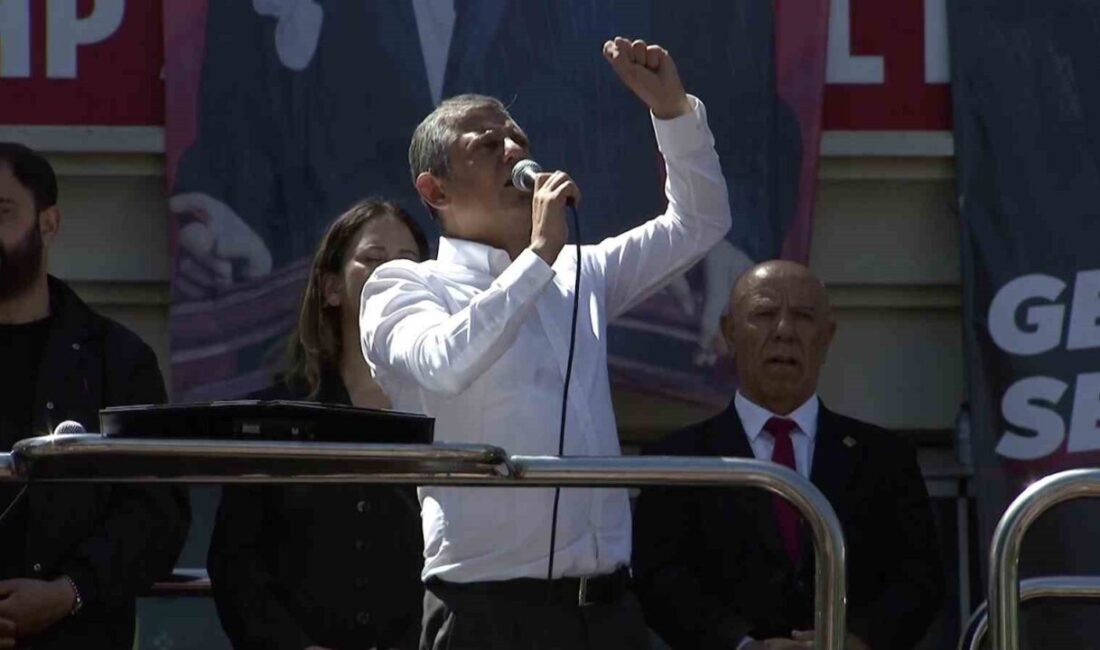 Cumhuriyet Halk Partisi (CHP) Ankara İl Başkanlığı önünde konuşan Özgür