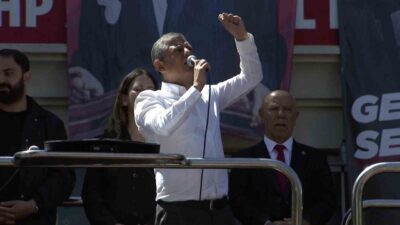 Cumhuriyet Halk Partisi (CHP) Ankara İl Başkanlığı önünde konuşan Özgür