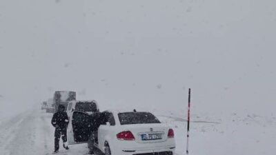 Erzurum-Tekman kara yolu Palandöken geçidinde kar ve tipi sürücülere zor