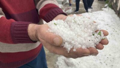 Erzincan’ın Refahiye ilçesinde etkili olan sağanak ve dolu yağışı yaşamı
