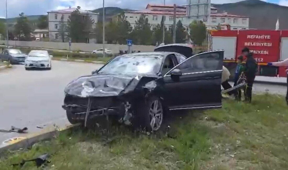 Erzincan’ın Refahiye ilçesinde iki otomobilin çarpışması sonucu 6 kişi yaralandı.