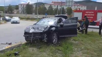 Erzincan’ın Refahiye ilçesinde iki otomobilin çarpışması sonucu 6 kişi yaralandı.