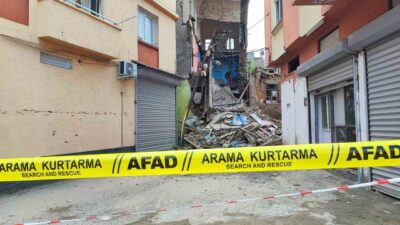 Adana’da uzun süredir kullanılmadığı öğrenilen 3 katlı metruk binanın bir